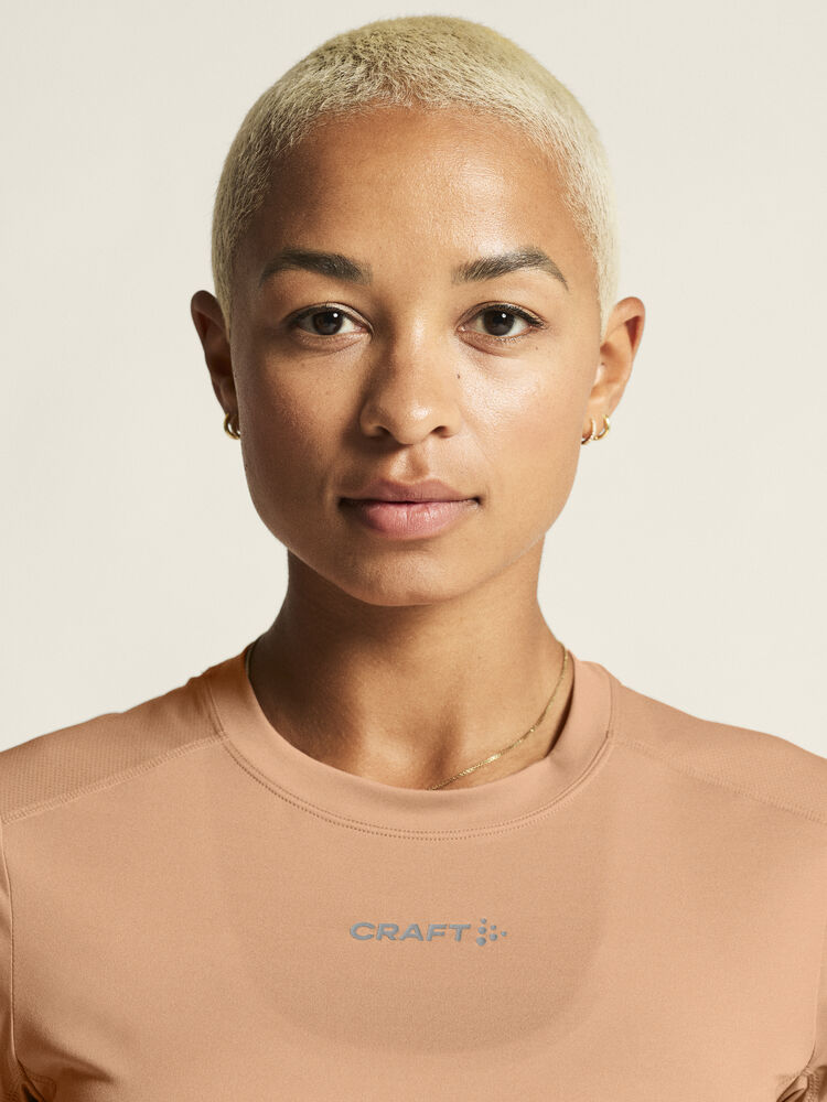 Craft ADV Essence Ss Tee 2 W - Light Syrup (retail) [245000] / XS